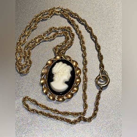 Jewelry - Vintage Cameo Necklace